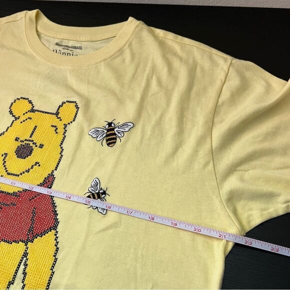 ✨ Disney Winnie the Pooh Yellow Cross Stitch Bumble Bee Shirt Large - Picture 8 of 9